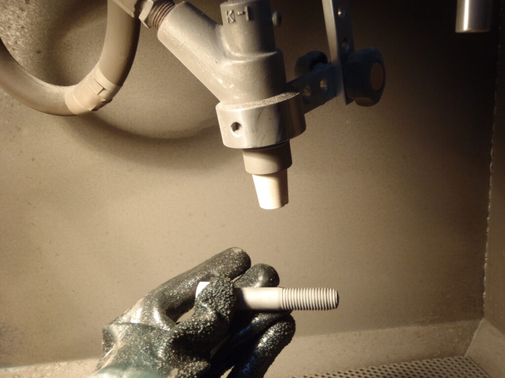 研磨とブラスト加工の違いを解説｜表面処理の仕組みと用途別の使い分け