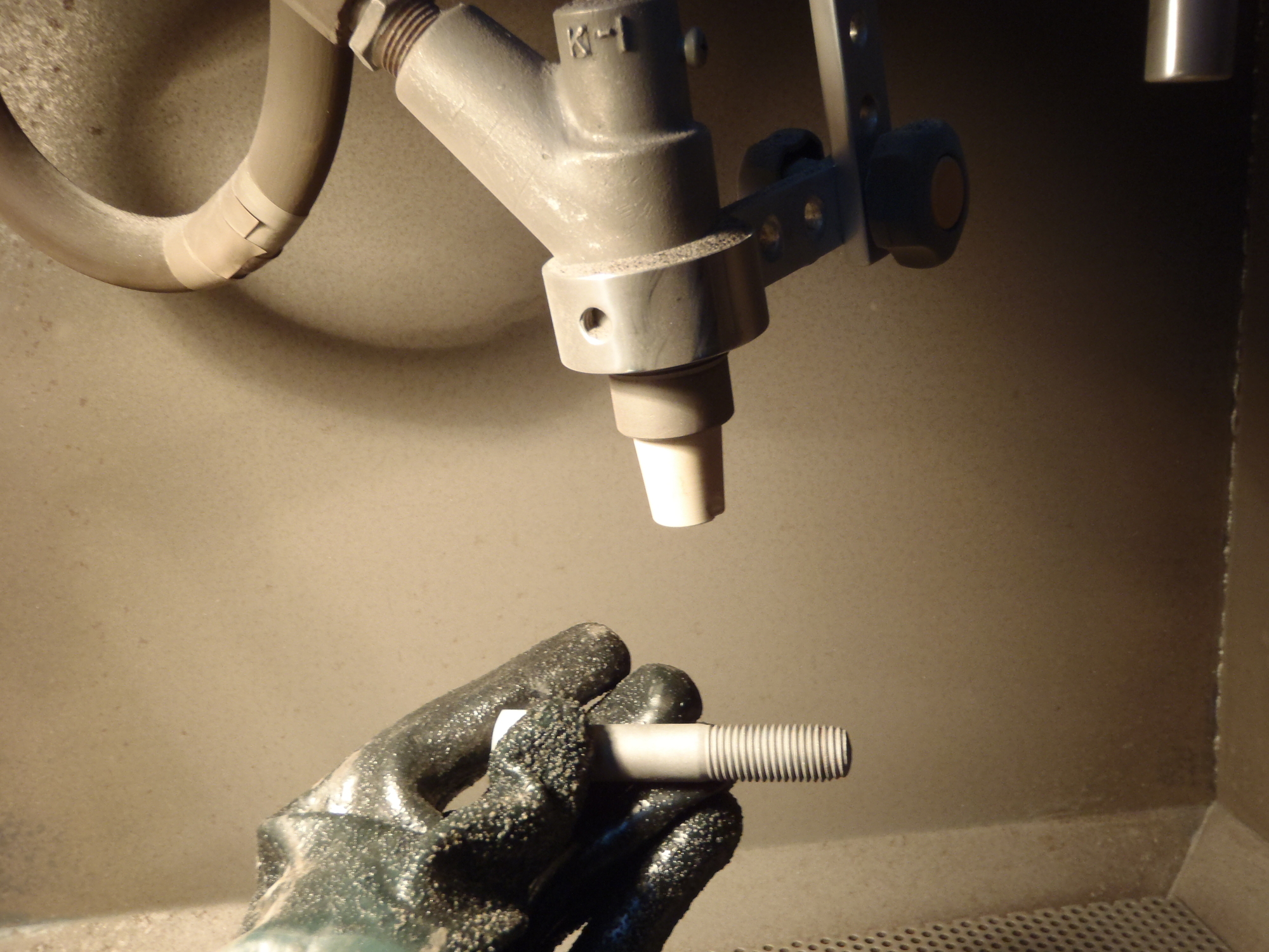 研磨とブラスト加工の違いを解説｜表面処理の仕組みと用途別の使い分け